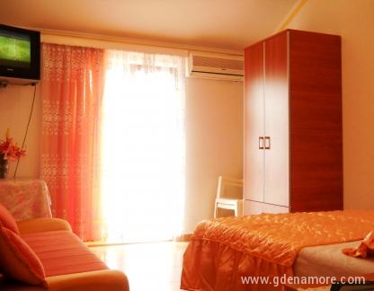IZNAJMLJUJEM APARTMANE I SOBE U IGALU, ενοικιαζόμενα δωμάτια στο μέρος Igalo, Montenegro